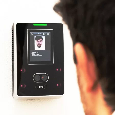 Apriporta Biometrico | iAccess xFace 380 il controllo accessi con il riconoscimento Facciale
